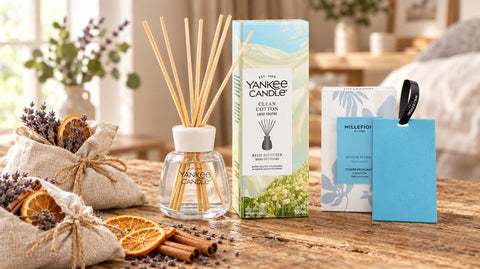 Lavendelsäckchen, Orangenscheiben, Yankee Candle Clean Cotton Reed Diffuser und Millefiori Duftkarte – Raumduft selber machen