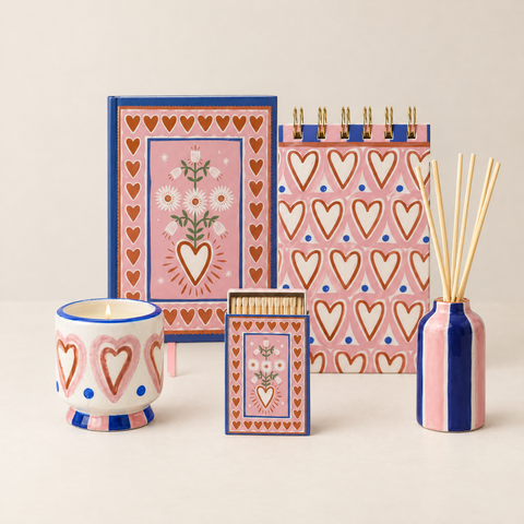 Paddywax Adopo Duft-Quintett Hearts – 5-teiliges Geschenkset: Duftkerze, Diffuser, Matches, Journal & Notizblock