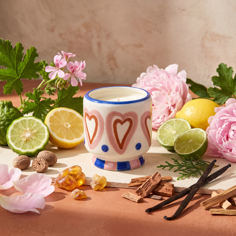 Paddywax Adopo Hearts – Rosewood Vanilla Keramik Duftkerze mit Duftzutaten: Bergamotte, Zitrone, Muskatnuss, Limette, Rosengeranie, Amber, Pfingstrose, Zeder, Rosenholz, Sandelholz und Vanille