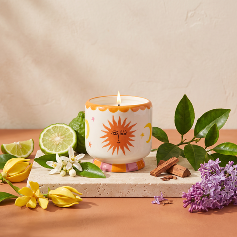 Paddywax Adopo Sun – Orange Blossom Keramik Duftkerze mit Duftzutaten: Bergamotte, Orangenblüte, Ylang-Ylang, Flieder, Petitgrain, grünes Laub und Palisander