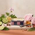 Paddywax Adopo Hearts – Rosewood Vanilla Duftkerze mit Duftzutaten: Bergamotte, Zitrone, Muskatnuss, Limette, Rosengeranie, Amber, Pfingstrose, Zeder, Rosenholz, Sandelholz und Vanille