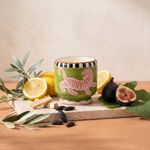 Paddywax Adopo Tiger – Cedar & Fig Keramik Duftkerze mit Duftzutaten: Olivenblätter, Zitrone, schwarze Feige, Feigenblätter, Pappelholz und Tonkabohne