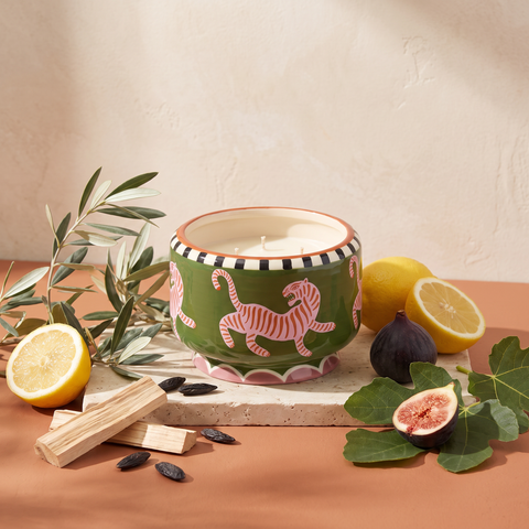 Paddywax Adopo Tiger – Black Cedar & Fig Keramik Duftkerze mit Duftzutaten: Olivenblätter, Zitrone, schwarze Feige, Feigenblätter, Pappelholz und Tonkabohne