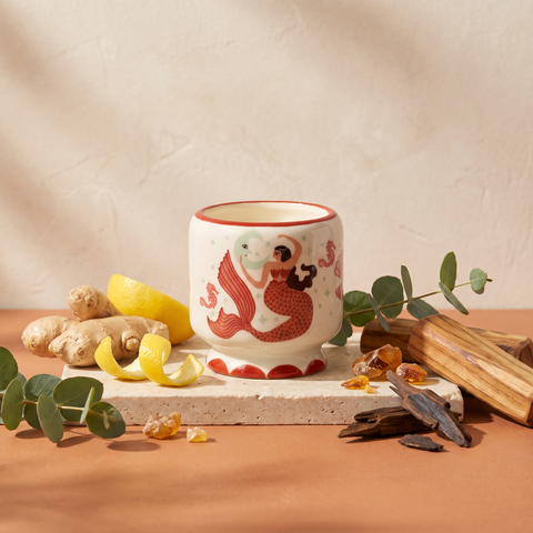 Paddywax Adopo Mermaid & Moon – Ginger & Teak Keramik Duftkerze mit Duftzutaten: Zitronenschale, Eukalyptus, Ingwer, Teakholz und Amber