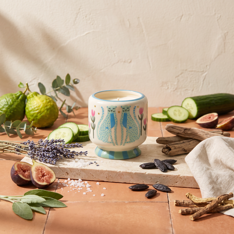 Paddywax Adopo Blue Cheetahs – Linen & Orris Keramik Duftkerze mit Duftzutaten: Bergamotte, Eukalyptus, Gurke, Lavendel, Feige, Meersalz, Tonkabohne, Treibholz und Salbei