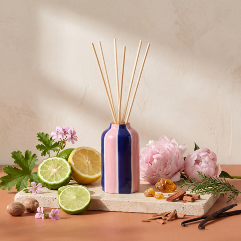 Paddywax Adopo Hearts – Rosewood Vanilla Keramik Diffuser mit Duftzutaten: Bergamotte, Zitrone, Muskatnuss, Limette, Rosengeranie, Amber, Pfingstrose, Zeder, Rosenholz, Sandelholz und Vanille