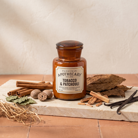 Paddywax Apothecary Tobacco & Patchouili - Duftkerze - 226g mit Duftzutaten: Zimt, Muskatnuss, Patchouli, Vetiver, Sandelholz, Tabak und cremige Vanille