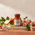 Paddywax Apothecary Chamomile & Fig - Duftkerze - 226g mit Duftzutaten: grüne Blätter, Apfel, Erdbeerblüte, Feige, Teerose, Kamille, Sandelholz, Zimtblatt und Zedernholz