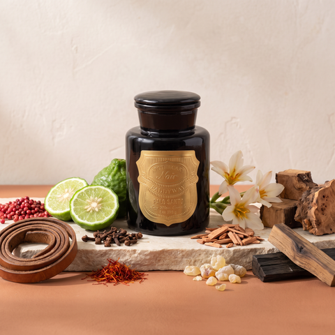 Paddywax Apothecary NOIR - Palo Santo - Duftkerze - 226g mit Duftzutaten: rosa Pfeffer, Bergamotte, Nelke, Safran, Leder, Ingwerlilie, Zedernholz, Elemiharz, dunkle Eiche, Guajakholz und Wurzelholz