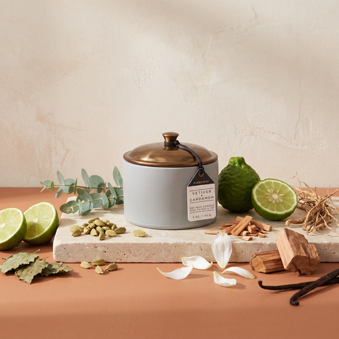 Paddywax Hygge - Vetiver & Cardamon - Duftkerze - 141g mit Duftzutaten: Kardamom, Eukalyptus, Limette, Bergamotte, Sandelholz, Vetiver, Patchouli, weiße Blüten, Guajakholz, Zedernholz, Moschus und cremige Vanille