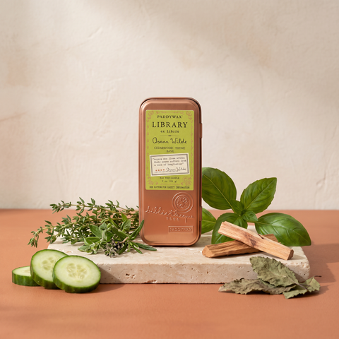 Paddywax Library - Oscar Wild - Reise Duftkerze - 56g mit Duftzutaten: Thymian, frische Kräuter, Basilikum, Gurke, Zedernholz und Patchouli