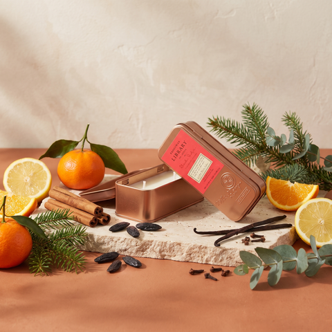 Paddywax Library - Charles Dickens - Reise Duftkerze - 56g mit Duftzutaten: Mandarine, Zitrone, Orange, Zimt, Tonkabohne, Nelke, Vanille, Tannennadeln und Eukalyptus