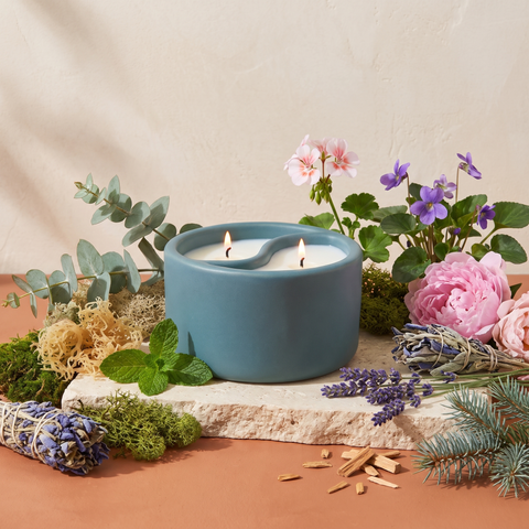 Paddywax Sea Moss & Sage - Yin-Yang Duftkerze - Royal Blue - 311g mit Duftzutaten: Seemoos, Eukalyptus, Minze, Geranie, Pfingstrose, Veilchen, Amber, Patchouli, Salbei, Lavendel, Blaufichte und Sandelholz