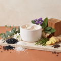 Paddywax Black Salt & Teakwood - Yin-Yang Duftkerze - White - 311g mit Duftzutaten: Meersalz, Zitrus, Eukalyptus, Heliotrop, Jasmin, Muskatellersalbei, Birkenholz, Zedernholz, Rosmarin, Ingwer, schwarzer Pfeffer und Teakholz