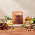 Paddywax Vista - Redwoods & Amber - Duftkerze - 340g mit Duftzutaten: Eukalyptus, Zitrone, Bergamotte, Kardamom, Nelke, Leder, Moschus, Whiskey, Amber, Patchouli, Mammutbaum, Zedernholz und Rothölzer