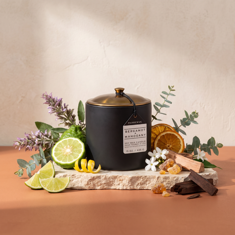 Paddywax Hygge - Bergamot & Mahagony - Duftkerze - 425g mit Duftzutaten: Bergamotte, Zitronenschale, Limette, Orange, Muskatellersalbei, Eukalyptus, wilder Jasmin, Zedernholz, Moschus, Amber und Mahagoni