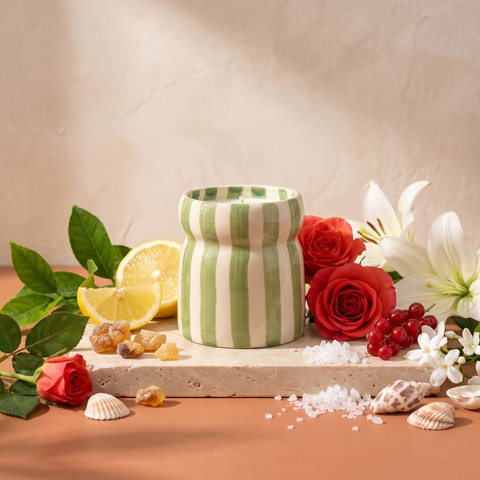 Paddywax Cabana - Bora Bora - Keramik Duftkerze - 184g mit Duftzutaten: Meeresozon, grüne Blätter, Zitrone, Rose, rote Johannisbeere, Lilie, Jasmin und weißer Amber
