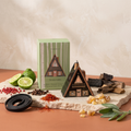 Paddywax No. 01 - Style Incense Holder - inkl. 20 Räucherkegel - Nordic Cabin mit Duftzutaten: rosa Pfeffer, Bergamotte, Nelke, Safran, schwarzes Leder, Ingwerlilie, Zedernblatt, Elemiharz, dunkle Eiche, Adlerholz, Guajakholz und Salbei