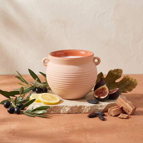 Paddywax Santorini - Pink - Black Fig & Olive - Keramik Duftkerze - 240g mit Duftzutaten: Olivenblätter, Zitrone, schwarze Feige, Feigenblätter, Moschus, Zedernholz und Tonkabohne