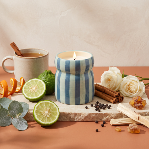 Paddywax Cabana - Warm Cider - Keramik Duftkerze - 184g mit Duftzutaten: Orangenschale, Bergamotte, Blattgrün, Ceylon-Zimt, weiße Rose, schwarzer Pfeffer, Moschus, weißes Zedernholz und Amber