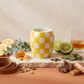 Paddywax Checkmate - Yellow - Golden Amber - Keramik Duftkerze - 311g mit Duftzutaten: Eukalyptus, Zitrone, Bergamotte, Kardamom, Nelke, Leder, Moschus, Whiskey, Amber, Patchouli, Sequoia und Zedernholz