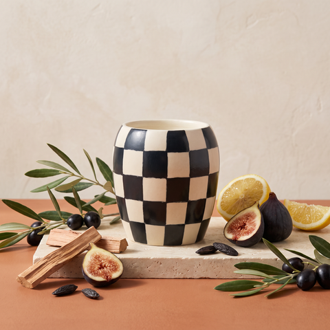 Paddywax Checkmate - Black - Black Fig & Olive - Keramik Duftkerze - 311g mit Duftzutaten: Olivenblätter, Zitrone, schwarze Feige, Moschus, Zedernholz und Tonkabohne