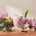 Paddywax Checkmate - Lilac - Lavender Mimosa - Keramik Duftkerze - 311g mit Duftzutaten: Alpenveilchen, Eukalyptus, Lavendel, Mimose, Thymian, Pfingstrose, Maiglöckchen, Moschus, Vanilleorchidee und Tonkabohne