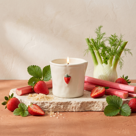 Paddywax Bistro - Strawberry - Keramik Duftkerze - 226g mit Duftzutaten: Erdbeere, Rhabarber, Fenchel, Kristallzucker und süßer Moschus