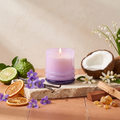 Paddywax Stack - Violet Vanilla - Duftkerze - 198g mit Duftzutaten: Orange, Bergamotte, Kokosmilch, Mandarinenblüten, Parmaveilchen, Maiglöckchen, Vanille, Zedernholz, Mahagoni und Amber