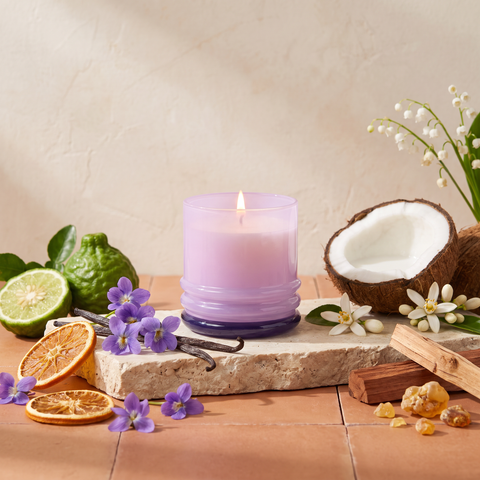 Paddywax Stack - Violet Vanilla - Duftkerze - 198g mit Duftzutaten: Orange, Bergamotte, Kokosmilch, Mandarinenblüten, Parmaveilchen, Maiglöckchen, Vanille, Zedernholz, Mahagoni und Amber
