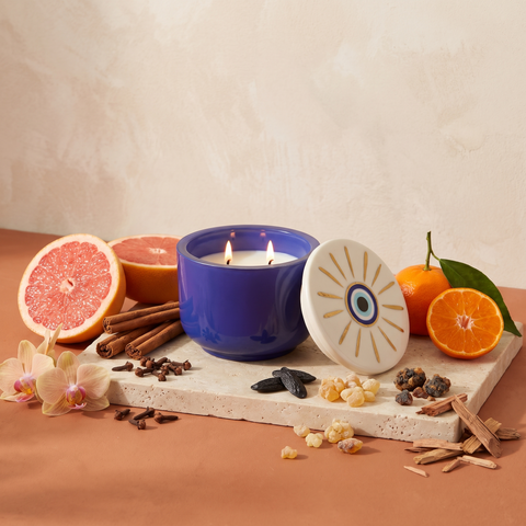 Paddywax Charmed - Evil Eye - Keramik Duftkerze - 226g mit Duftzutaten: Grapefruit, Mandarine, Zimt, Nelke, Gewürzorchidee, Tonkabohne, Weihrauch, Myrrhe und Zedernholz