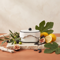 Paddywax Chérie - Black Fig & Olive - Keramik Duftkerze - 155g mit Duftzutaten: Olivenblätter, Meyer-Zitrone, Aldehyde, schwarze Feige, Feigenblätter, Tonkabohne, Moschus und helles Holz