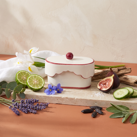 Paddywax Chérie - French Linen & Orris - Keramik Duftkerze - 155g mit Duftzutaten: Bergamotte, Eukalyptus, Meeresluft, Veilchen, Lavendel, gesalzene Feige, Gurke, Tonkabohne, Salbei und Treibholz