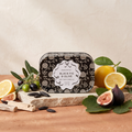 Paddywax Chérie - Black Fig & Olive - Tin Duftkerze - 127g mit Duftzutaten: Olivenblätter, Meyer-Zitrone, Aldehyde, schwarze Feige, Feigenblätter, Tonkabohne, Moschus und helles Holz