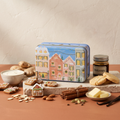 Paddywax Christmas Tin - Christmas Village - Gingerbread & Vanilla - Tin Duftkerze - 141g mit Duftzutaten: Mandel, Ingwer, Sahne, Zimt, Kardamom, Butter, Butterkeks, Vanille und Melasse