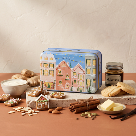 Paddywax Christmas Tin - Christmas Village - Gingerbread & Vanilla - Tin Duftkerze - 141g mit Duftzutaten: Mandel, Ingwer, Sahne, Zimt, Kardamom, Butter, Butterkeks, Vanille und Melasse