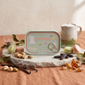 Paddywax Bistro - Macaron - Amber & Pistachio - Tin Duftkerze - 127g mit Duftzutaten: Vanille, Milchschaum, geröstete Pistazie, Tonkabohne, warme Gewürze, rauchiger Amber, Patchouli und Balsam