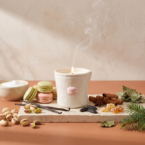 Paddywax Bistro - Macaron - Amber & Pistachio - Keramik Duftkerze - 226g mit Duftzutaten: Vanille, Milchschaum, geröstete Pistazie, Tonkabohne, warme Gewürze, rauchiger Amber, Patchouli und Balsam