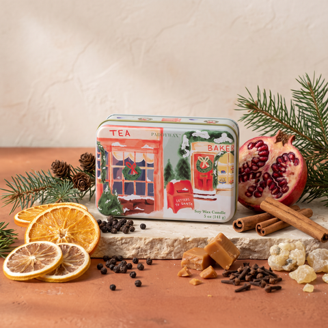 Paddywax Christmas Tin - Storefront - Sweet Orange & Fir - Tin Duftkerze - 141g mit Duftzutaten: Orange, schwarzer Pfeffer, Zitrone, Zimt, Granatapfel, Fichte, Karamell, Nelke, Galbanum und Kiefer