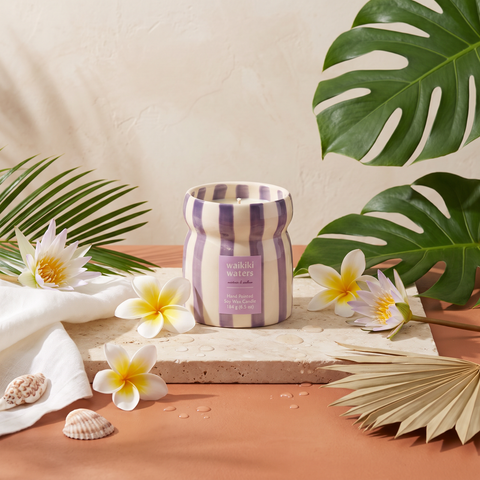 Paddywax Cabana - Waikiki Waters - Keramik Duftkerze - 184g mit Duftzutaten: frische Luft, wilde Plumeria, Seerose und grüne Noten