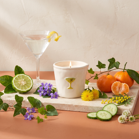 Paddywax Bistro - Martini - Lemon & Violet - Keramik Duftkerze - 226g mit Duftzutaten: Bergamotte, Zitrone, Mandarine, Blattgrün, Efeu, Veilchenblatt, Löwenzahn, Mimose, Gurke, Weißklee, Moschus und Moos