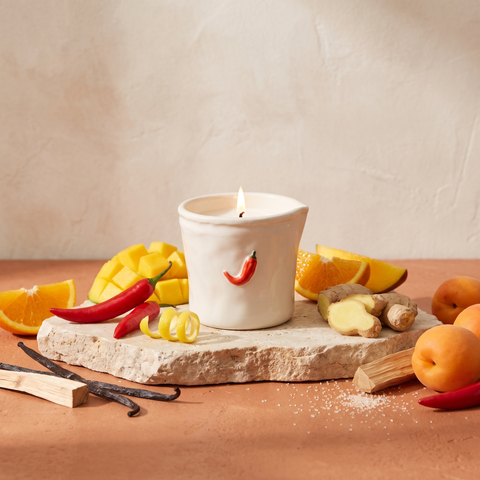 Paddywax Bistro - Piment - Chilli & Mango - Keramik Duftkerze - 226g mit Duftzutaten: Orange, Zitronenschale, Mango, Chili, Ingwer, Aprikose, Vanille, helle Hölzer und Zucker