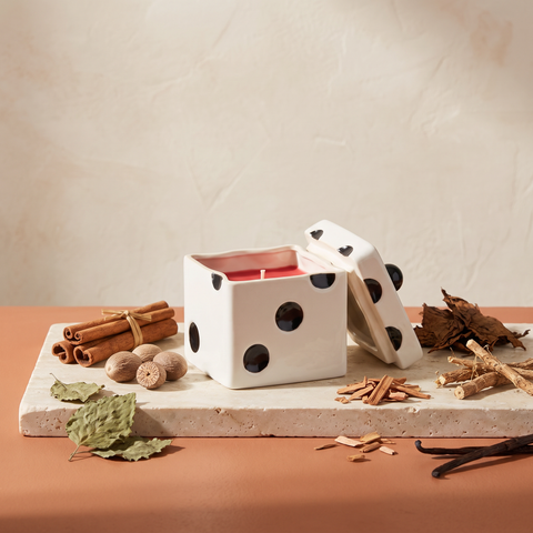 Paddywax Lucky Dice - Tobacco Patchouli - Keramik Duftkerze - 283g mit Duftzutaten: Zimt, Muskat, Patchouli, Vetiver, Tabak, Sandelholz und cremige Vanille