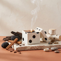 Paddywax Lucky Dice - Lava Stone - Keramik Duftkerze - 283g mit Duftzutaten: dunkle Hölzer, Rauch, Gewürze und Mineralnoten