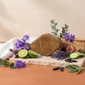 Paddywax Station - Linen & Orris - Duftkerze - 99g mit Duftzutaten: Bergamotte, Eukalyptus, Meeresluft, Veilchen, Lavendel, Feige, Gurke, Tamboti-Holz, Tonkabohne und Salbei