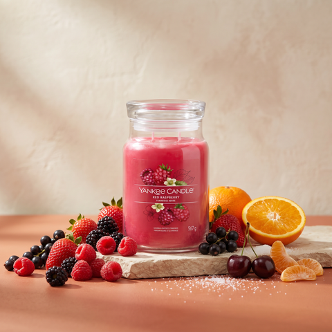 Yankee Candle Red Raspberry - Signature 2 Docht Duftkerze 567g mit Duftzutaten: Orange, Mandarine, schwarze Kirsche, Himbeere, Erdbeere, schwarze Johannisbeere, Kristallzucker und Moschus