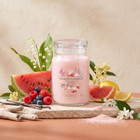 Yankee Candle Pink Sands - Signature 2 Docht Duftkerze 567g mit Duftzutaten: Beere, Wassermelone, Zitrusnoten, Maiglöckchen, Osmanthus, Jasmin, holzige Noten, Moschus und Vanille