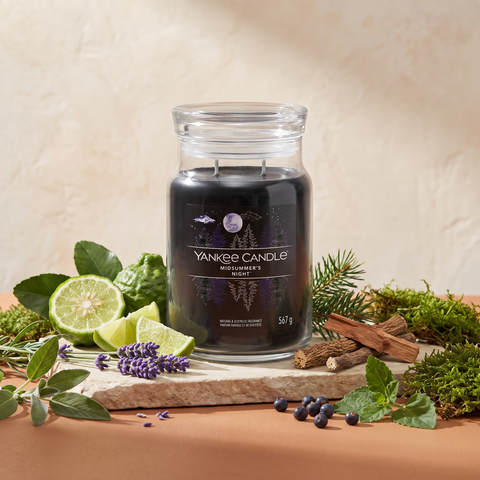 Yankee Candle Midsummer´s Night - Signature 2 Docht Duftkerze 567g mit Duftzutaten: Zitrusfrüchte, Bergamotte, Limette, Kräuter, Lavendel, Kiefer, Salbei, Zedernholz, Vetiver, Wacholderbeere, Muskatellersalbei und Moos