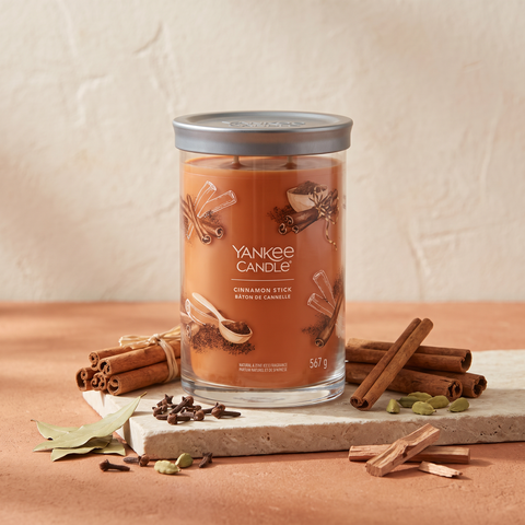 Yankee Candle Cinnamon Stick - Signature 2 Docht Tumbler - 567g mit Duftzutaten: Zimt, Gewürznelke, Kardamom, Lorbeerblatt und Zedernholz