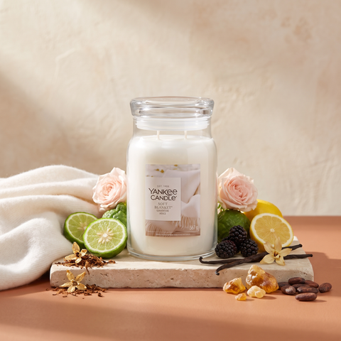 Yankee Candle Soft Blanket - Signature 2 Docht Duftkerze - 567g mit Duftzutaten: Bergamotte, Brombeere, Zitrone, Kaschmir, pudrige Noten, Rose, Tabakblüte, Vanille, Amber, Kakao und Moschus